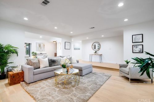 3811 Karen Lynn Dr, Glendale CA  91206-1219 exterior