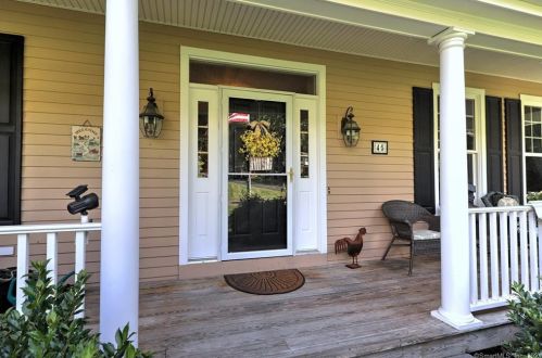 45 Gatehouse Rd, Bridgeport, CT 06611-1610