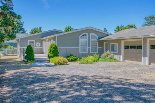 2006 Hilton Dr, Waldport, OR 97394-9402