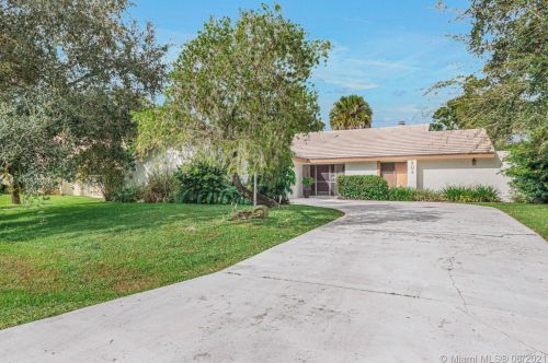 902 Diane Dr, Fort Pierce, FL 34952-8216
