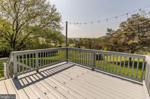 810 Maplewood Ave, Water Gap, PA 17018-9621