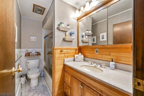 14 Reading Rd, Hopatcong NJ  07843-1023 exterior