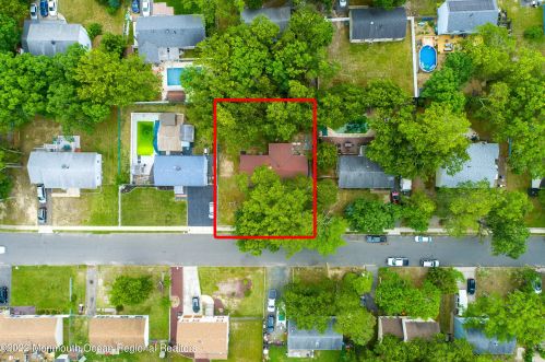 21 Pne Tree Dr, Berkeley Township NJ  08721-1711 exterior