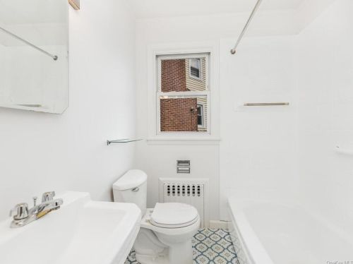 40 Glen Ave, Rye Brook NY  10573-2636 exterior