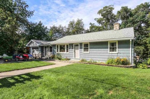 2 Edgewood St, Derry, NH 03038-4236