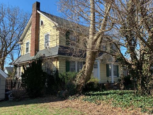 210 Raymond St, Rockville Centre, NY 11570-2544