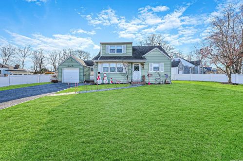 72 Foster Blvd, Babylon, NY 11702-1503