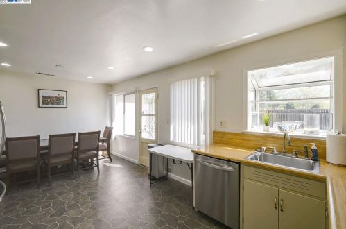 15928 Via Alamitos, San Lorenzo CA  94580-1435 exterior