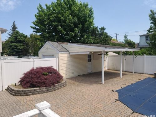 4 Iram Pl, Bethpage NY  11714-2832 exterior