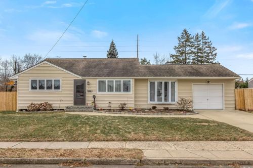 17 Storz Pl, North Lindenhurst, NY 11757-4326