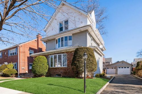 25 Pine Ave, Floral Park, NY 11001-2317