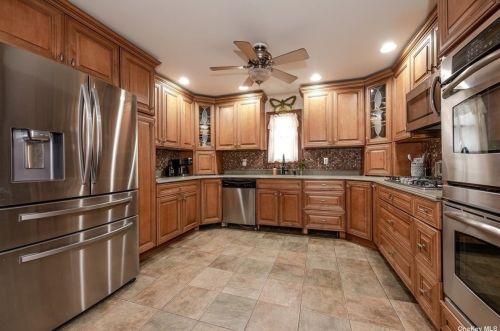 50 Totten Pl, Babylon NY  11702-2810 exterior