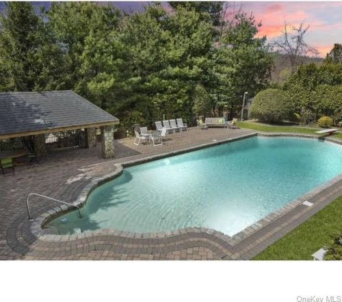 5 Amanda Ct, White Plains NY  10607-2418 exterior