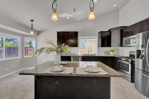 537 Stanford St, Vacaville CA  95687-4609 exterior