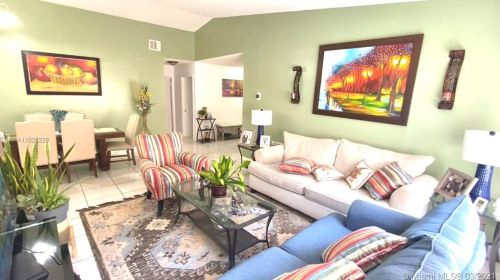 19580 82nd Ct, Hialeah, FL 33015-5941