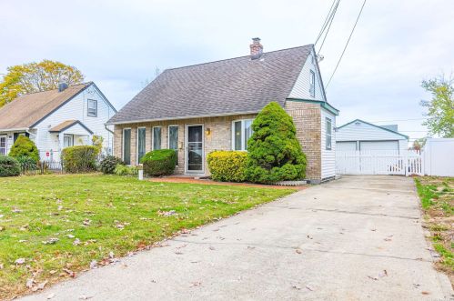45 Carlls Path, Babylon, NY 11703-1730
