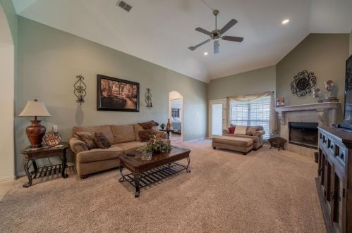548 Caravan Dr, Fort Worth, TX 76131-3937