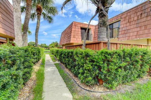 311 Live Oak Ln, Boynton Beach, FL 33436-7106