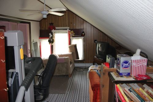 493 Middle Rd, Bay Port NY  11705-1907 exterior