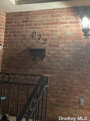 272 Knollwood Ln, Seaford NY  11783-1025 exterior