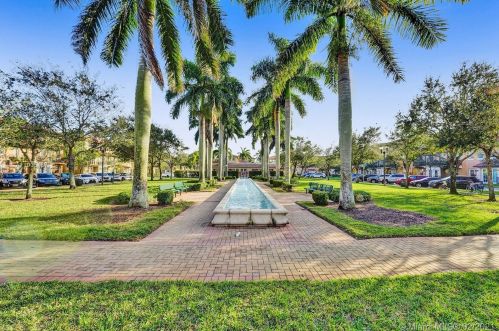 460 147 Ave, Hollywood FL 33027-6104 exterior