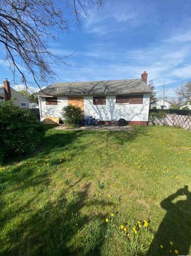 1 Floral Dr, Amityville NY  11701-1608 exterior