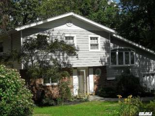 76 Village Ln, Hauppauge, NY 11788-3019