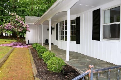 1 Thompson Dr, Washingtonville, NY 10992-1805