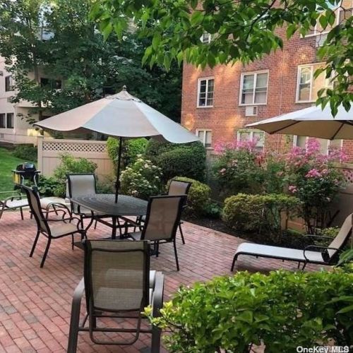 20 Chapel Pl, Great Neck NY  11021-1440 exterior