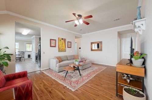 7104 Crestone Rd, Austin, TX 78744-1772