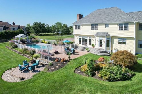 16 Marie Ln, Wallingford CT  06492-1935 exterior