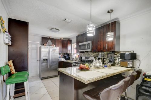 522 Avenida Hermosa, West Palm Beach FL  33405-1515 exterior