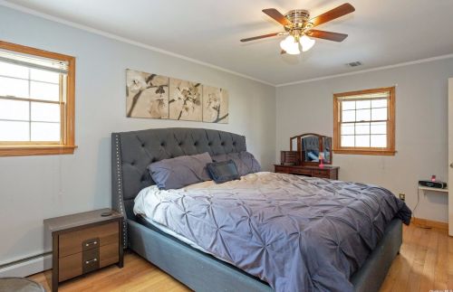 8 Stuart Ct, Huntington Station NY  11746-4237 exterior