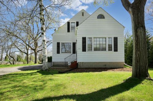 345 Hill St, Chenequa, WI 53029-2003
