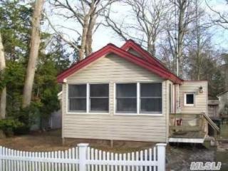 35 Cutlas St, Northampton, NY 11901-1029