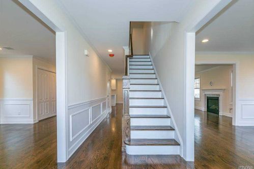 52 Willis Ave, Floral Park, NY 11001-1622