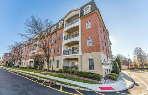 111 Regency Pl, Woodbridge NJ  07095-1030 exterior