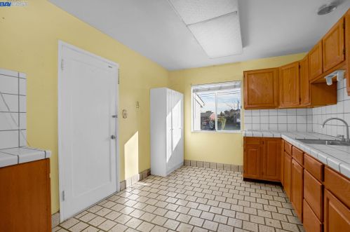 1249 Inglewood St, Hayward CA 94544-3716 exterior