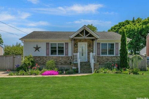 62 Mohawk Dr, Babylon, NY 11703-3304