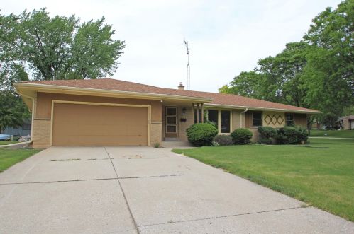 5402 Oxford Dr, Greendale, WI 53129-2554
