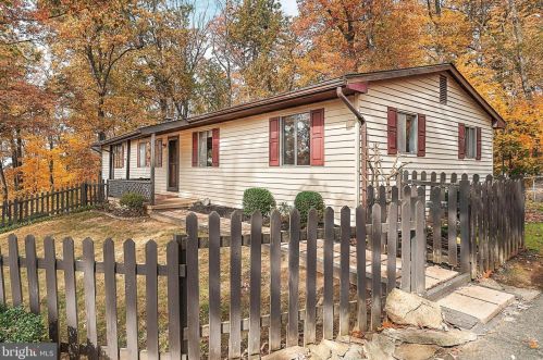 505 Lake Rd, Spring Grove, PA 17362-8826
