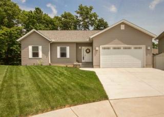 13 Frontier Ct, Le Claire, IA 52753-9006