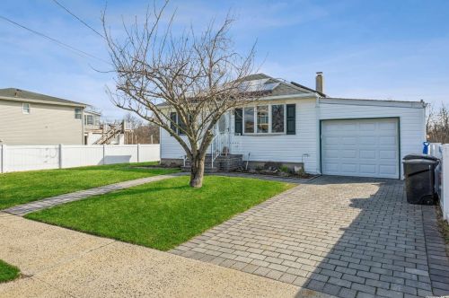 131 Inlet Dr, North Lindenhurst, NY 11757-6809