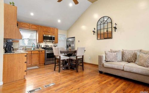 32 Leibrock Ave, North Lindenhurst NY 11757-1825 exterior