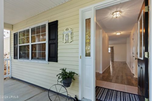 4 Lakeside Dr, Bluffton SC  29910-8015 exterior