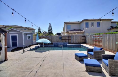 9674 Two Harbors Dr, Elk Grove CA  95624-4491 exterior