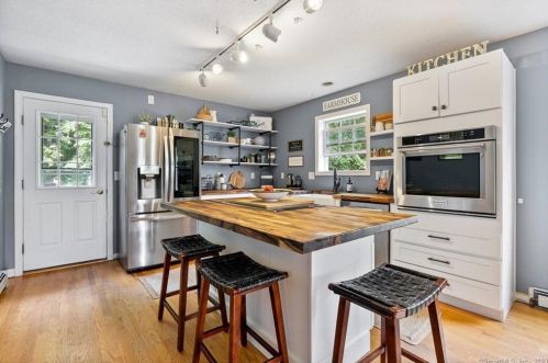 50 Adam Dr, Hartford, CT 06111-5142