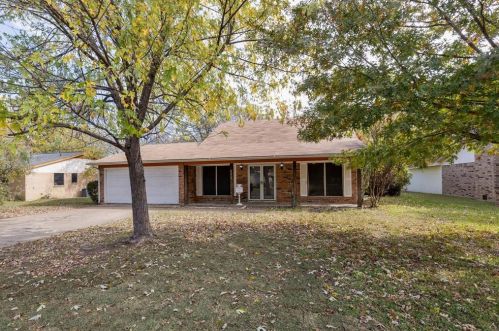 221 Smith St, Burleson TX  76028-5813 exterior