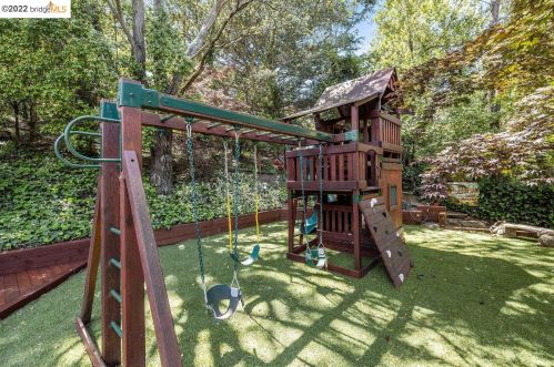 61 Calvert Ct, Oakland CA 94611-3436 exterior