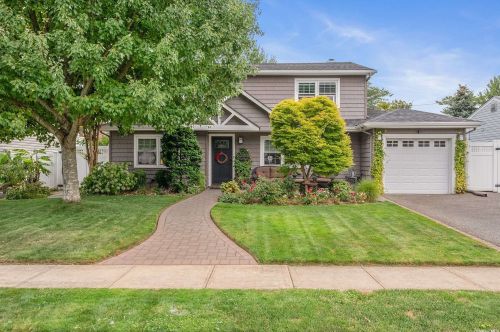 1720 Adelphi Rd, North Wantagh, NY 11793-3511